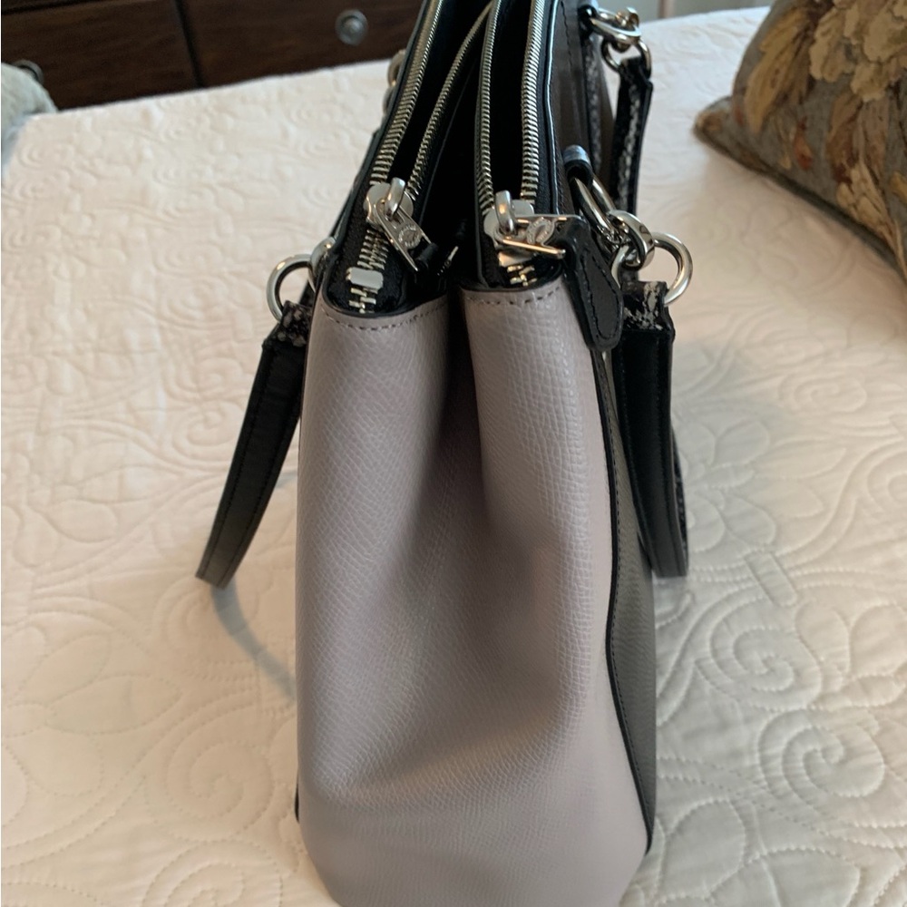 AUTHENTIC- COACH Christie Cross Grain Leather Carryall in Black and Taupe. - Picture 8 of 8